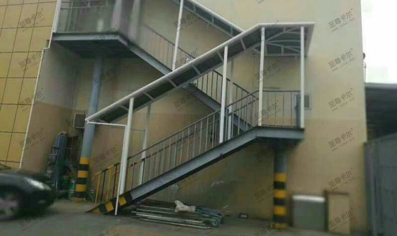 樓梯雨棚.jpg 樓梯雨棚.jpg