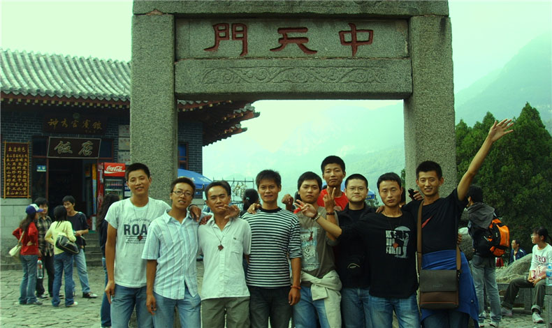 那年，至尊卡爾在攀登泰山