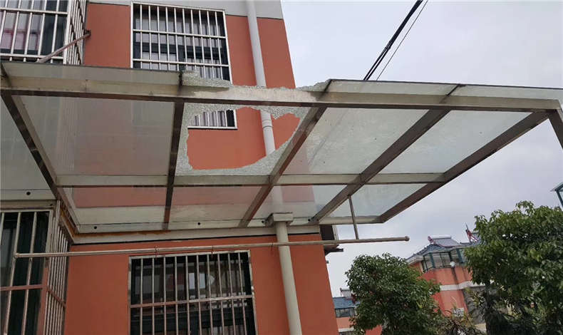 刮大風，車被車棚上的磚砸了，物業有責任嗎？ 