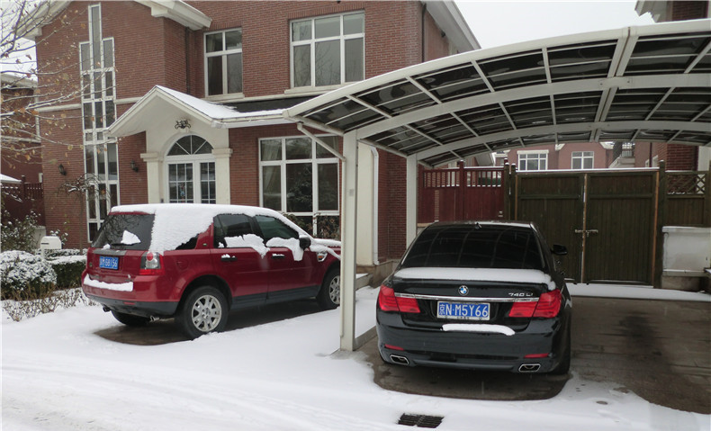 冬天車上滿是積雪，該怎么清理??！