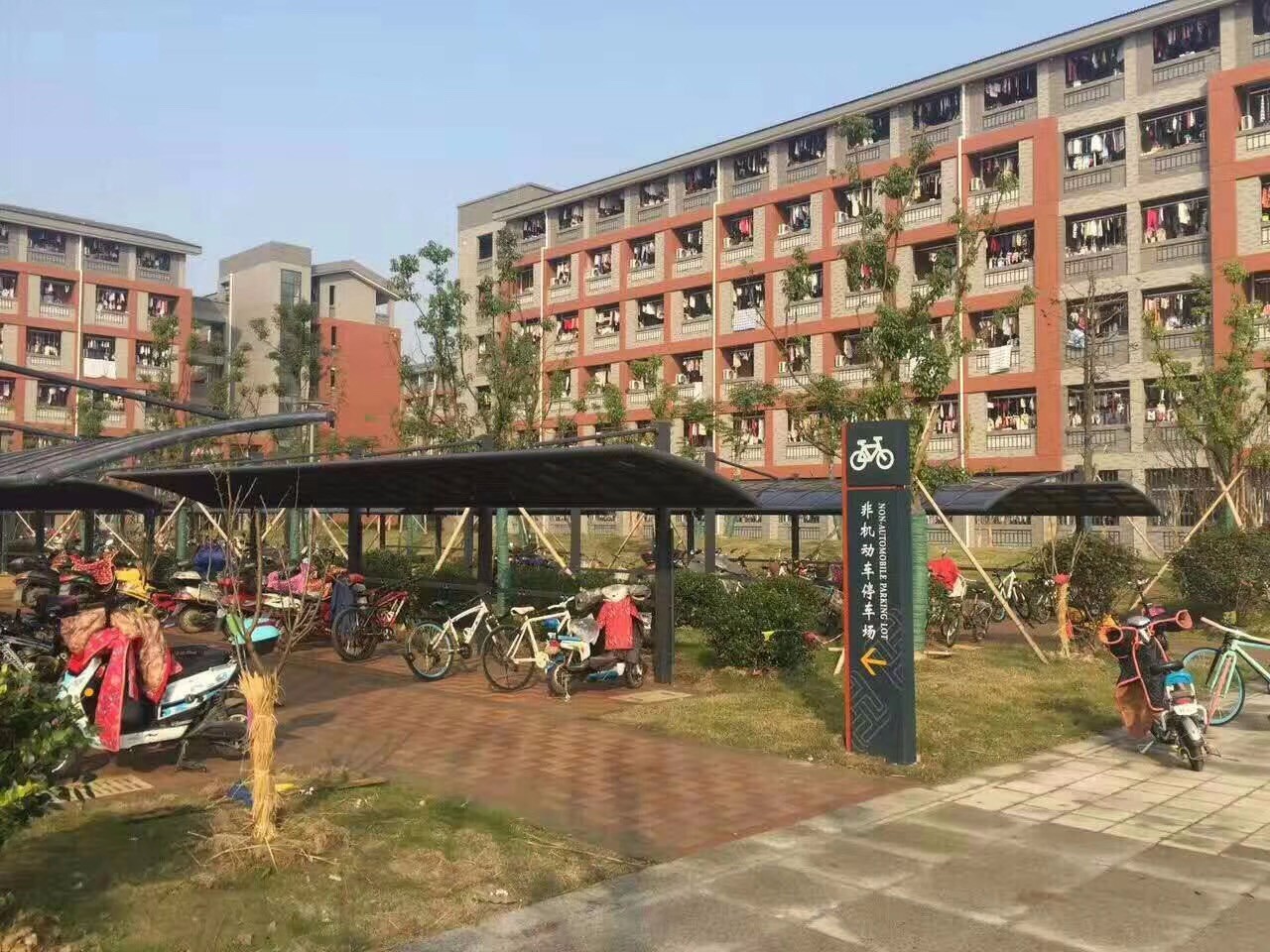 小區(qū)建停車棚，綠化用地和車棚的占地起了沖突。