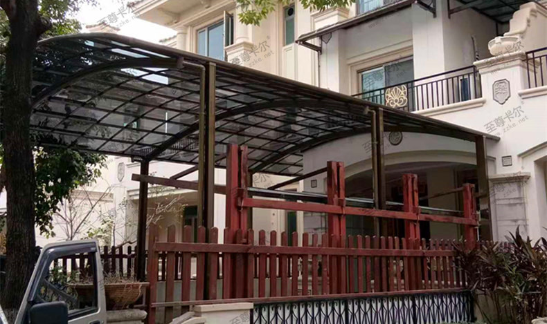 看他們門口安裝的耐力板雨棚，真的是太實用了！