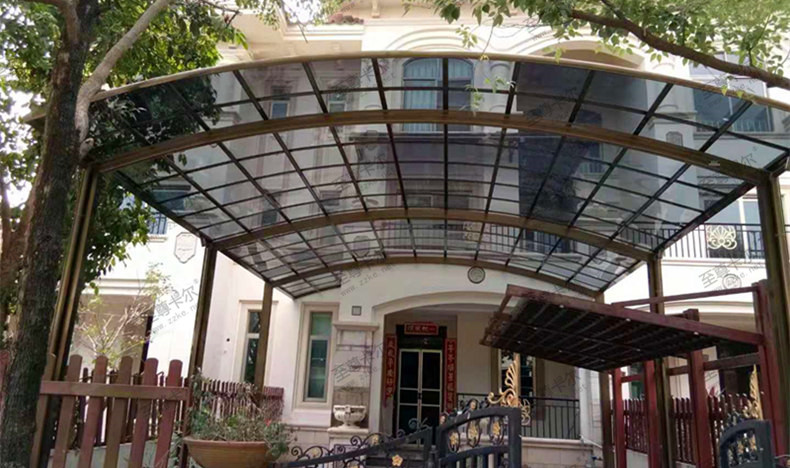 別墅安裝至尊卡爾門口雨棚，雨雪天您不用在擔(dān)心！