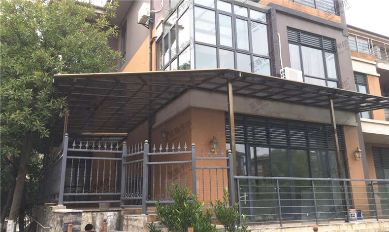 轉(zhuǎn)角雨棚安裝圖片欣賞，重要的是要還不會(huì)漏水_至尊卡爾