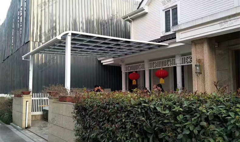 在家里安裝耐力板雨棚圖片案例，方便生活，方便家人