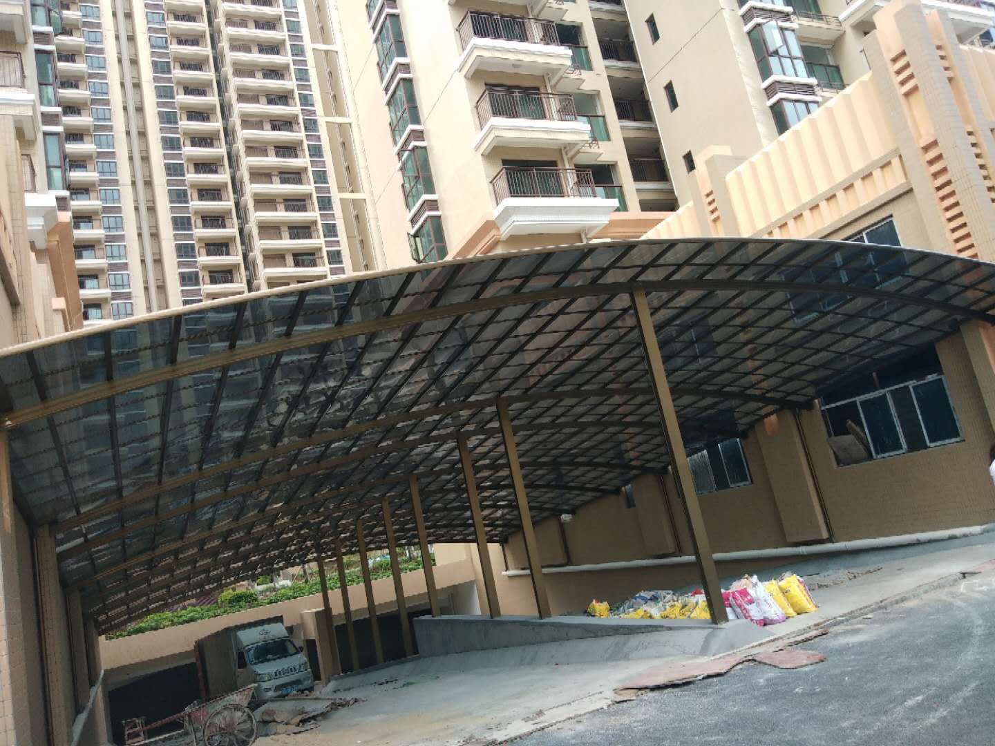 地下車庫出入口雨棚效果圖大全，不僅堅固耐用還很美觀