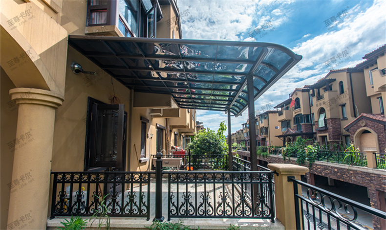 耐力板雨棚優(yōu)點有哪些？為什么越來越多的人選擇耐力板雨棚？