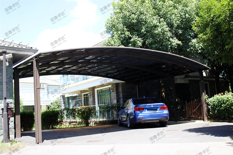 搭建小轎車車棚，選擇這種材質耐用30年