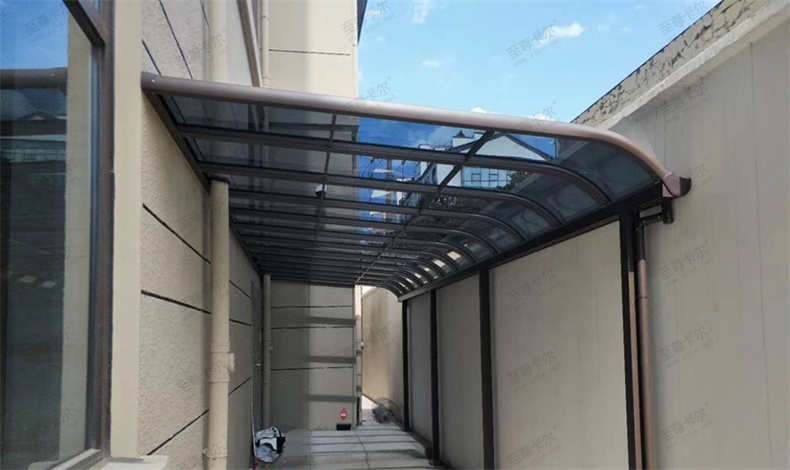 雨棚廠家哪一家實(shí)力強(qiáng)？定制鋁合金雨棚要注意什么？