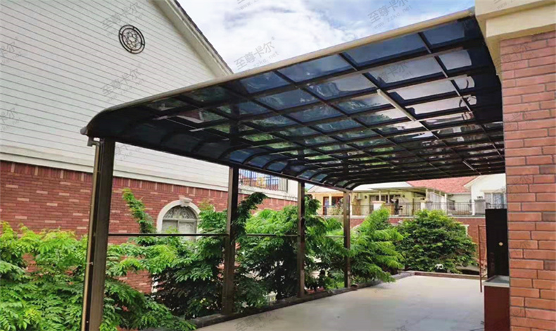 露天雨棚用什么材料好？用過這種材質(zhì)雨棚的都說好