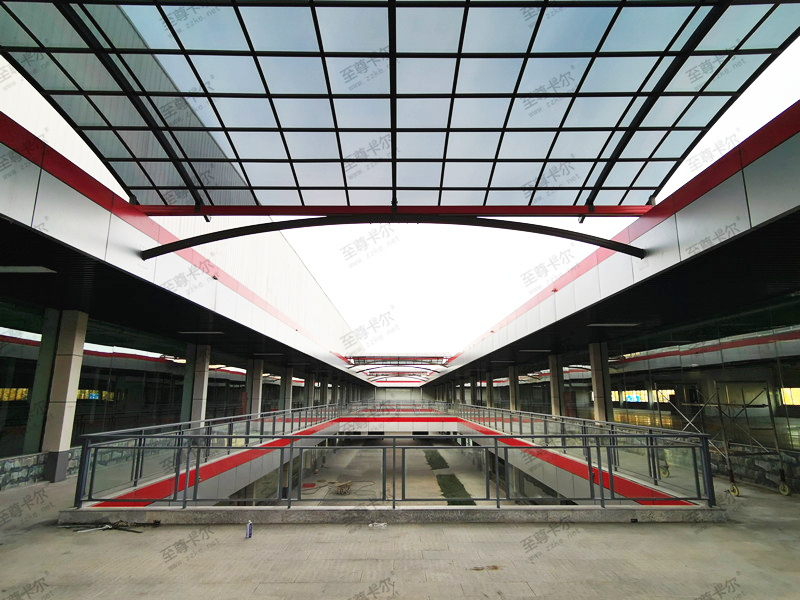 室外過(guò)道雨棚用耐力板雨棚做，不僅采光好還耐用