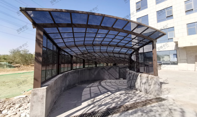 地下車庫出入口雨棚怎么做？找有20年施工經驗的雨棚廠家來合作