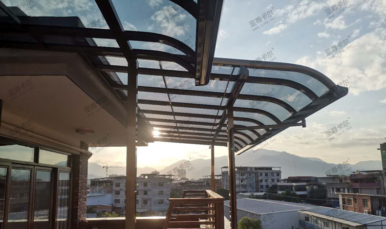 不銹鋼玻璃雨棚圖片大全，還選不銹鋼玻璃雨棚，有點落伍了。