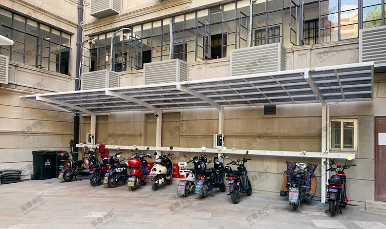 還在擔(dān)心電動車停在外面充電不安全？看看這個(gè)小區(qū)的充電車棚