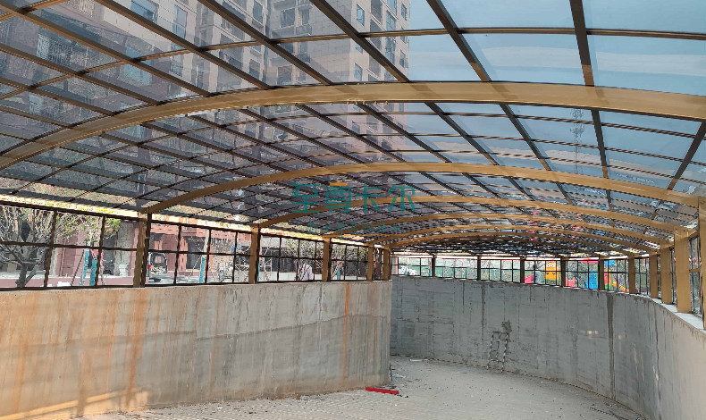 要做地下車庫出入口雨棚，來參考下湖北大冶一小區完工的案例吧