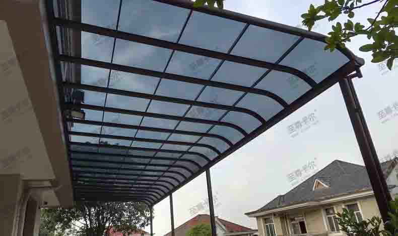 陽臺(tái)雨棚上門安裝？家用防雨棚圖片？